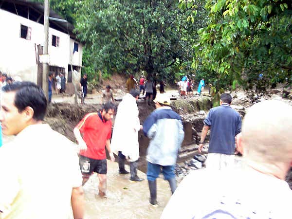 Inundación en Pozuzo - El puente se quedó sin baranda