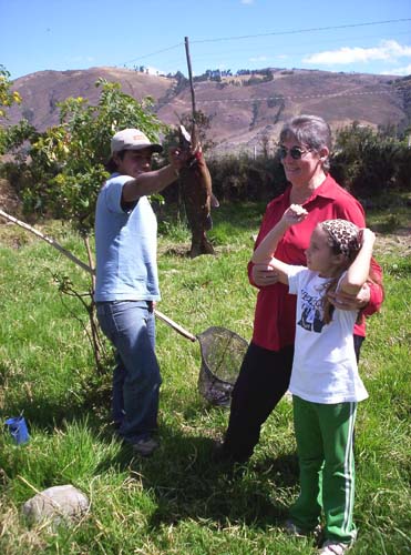 Fundo El Chocho, Cajamarca, Laura y Antonella pescaron una enorma trucha