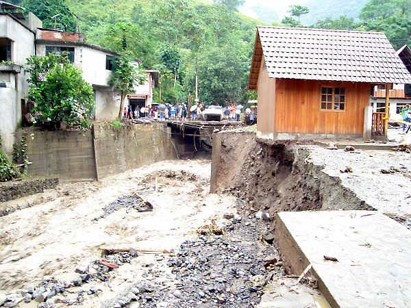 Inundación en Pozuzo - Muro de defensa destruído