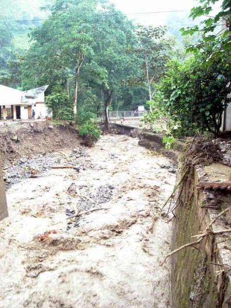 Inundación en Pozuzo - Rivera carcomida