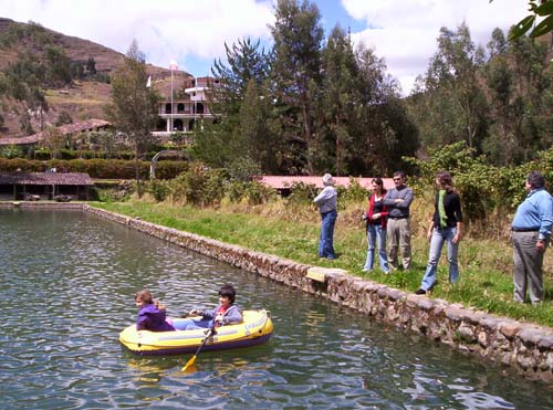 Fundo El Chocho, Cajamarca, Antonella y Mateo paseando en la laguna